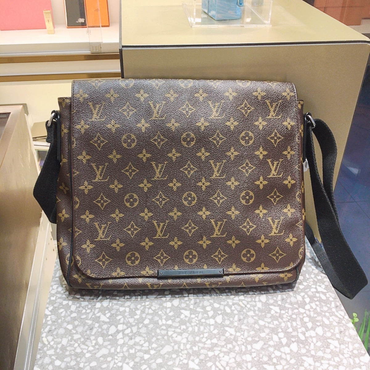 联系微信所属品牌产品简介:lv路易?威登?棕老花?翻盖?单?肩斜?挎邮?