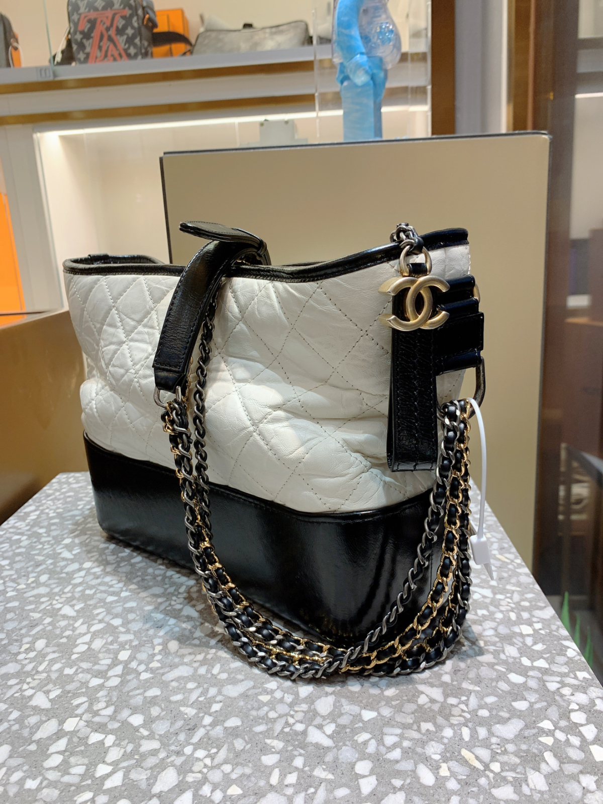 联系微信所属品牌产品简介:chanel/香奈儿流浪包大号黑白拼色,热门款
