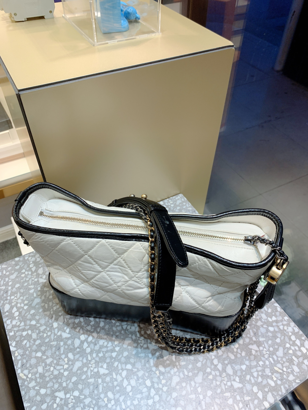 联系微信所属品牌产品简介:chanel/香奈儿流浪包大号黑白拼色,热门款