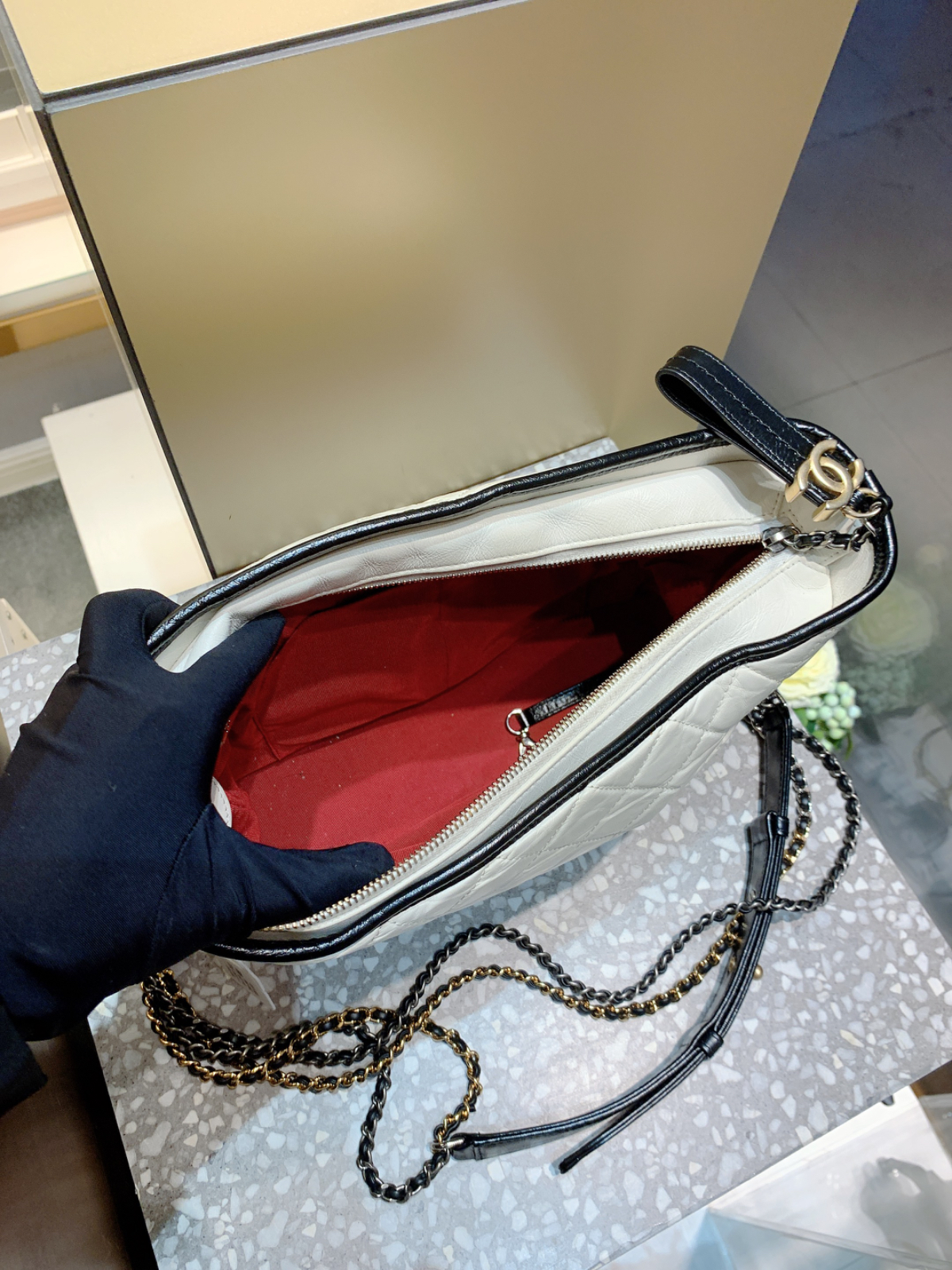 联系微信所属品牌产品简介:chanel/香奈儿流浪包大号黑白拼色,热门款