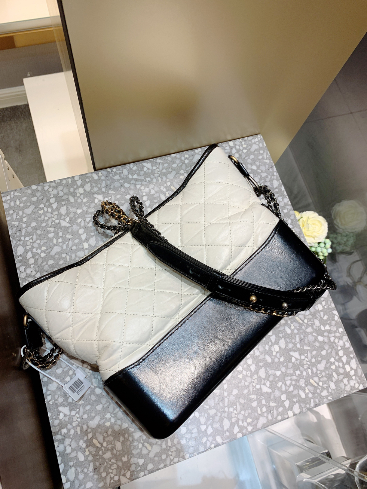 联系微信所属品牌产品简介:chanel/香奈儿流浪包大号黑白拼色,热门款