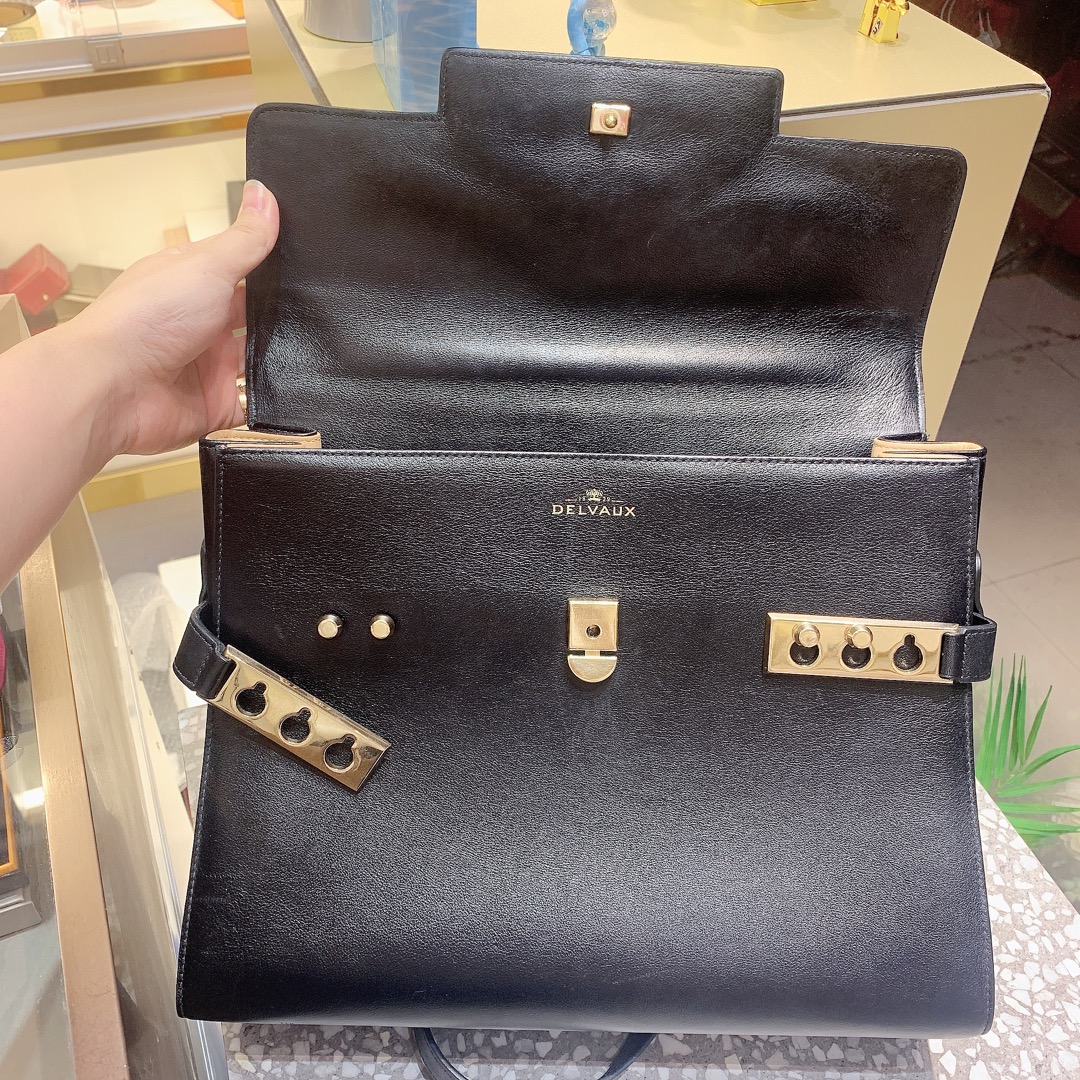联系微信所属品牌产品简介:95新 delvaux德尔沃 tempete大号黑金光皮