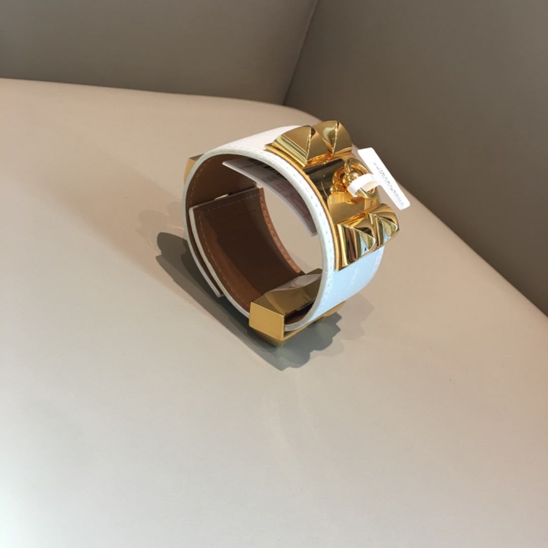 hermes/爱马仕白色真皮手环搭配玫瑰金铆钉