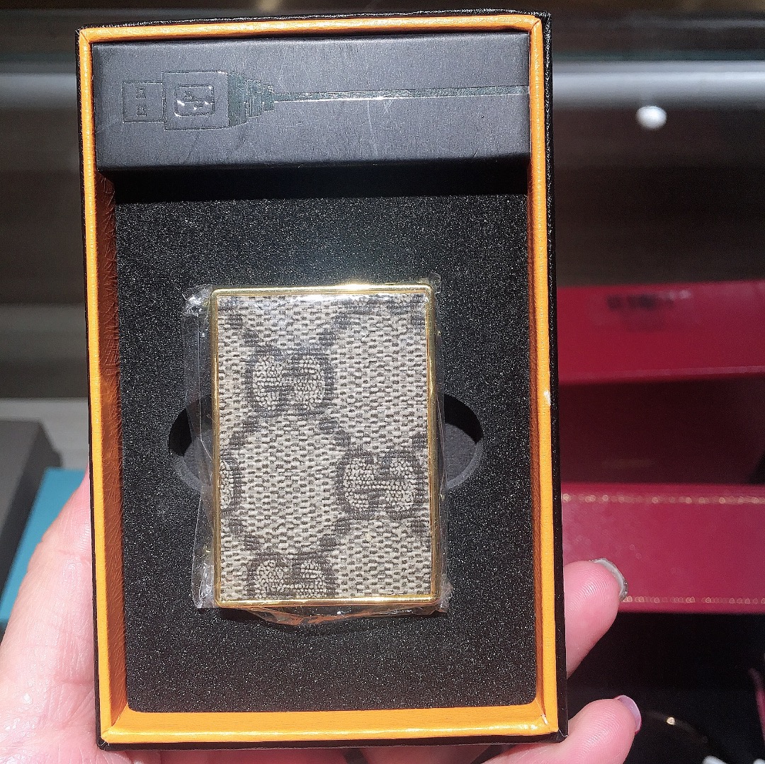 联系微信所属品牌产品简介:gucci打火机 我们采用了正品箱包的皮 拆