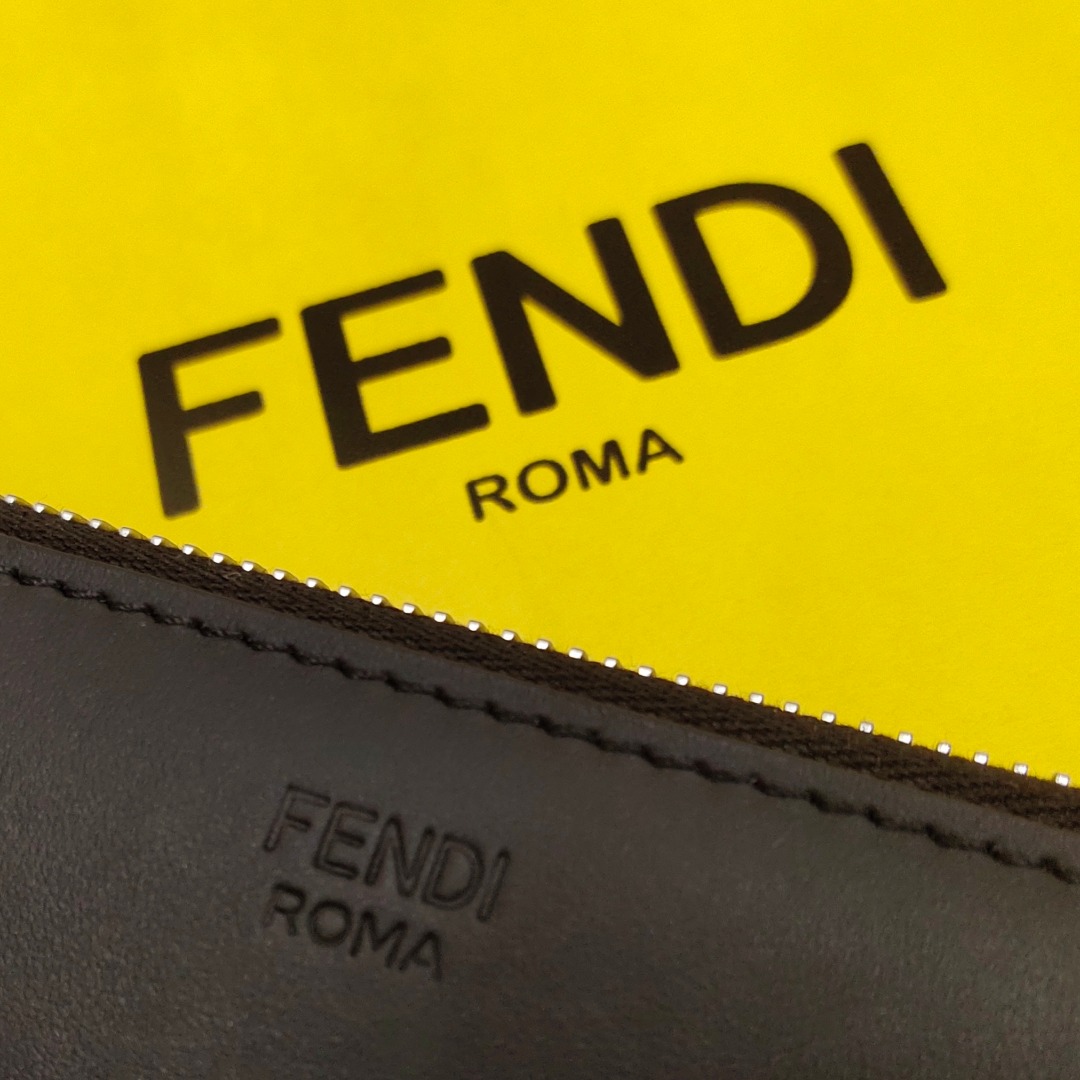 芬迪fendi小怪兽黄眼睛手包