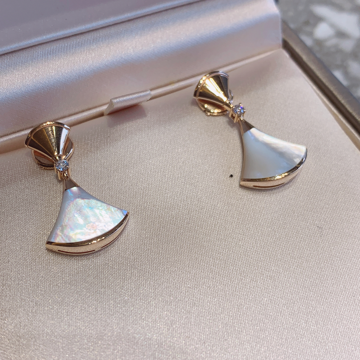 901123801   产品简介:bvlgari 宝格丽 divas dream系列扇形耳钉/耳环