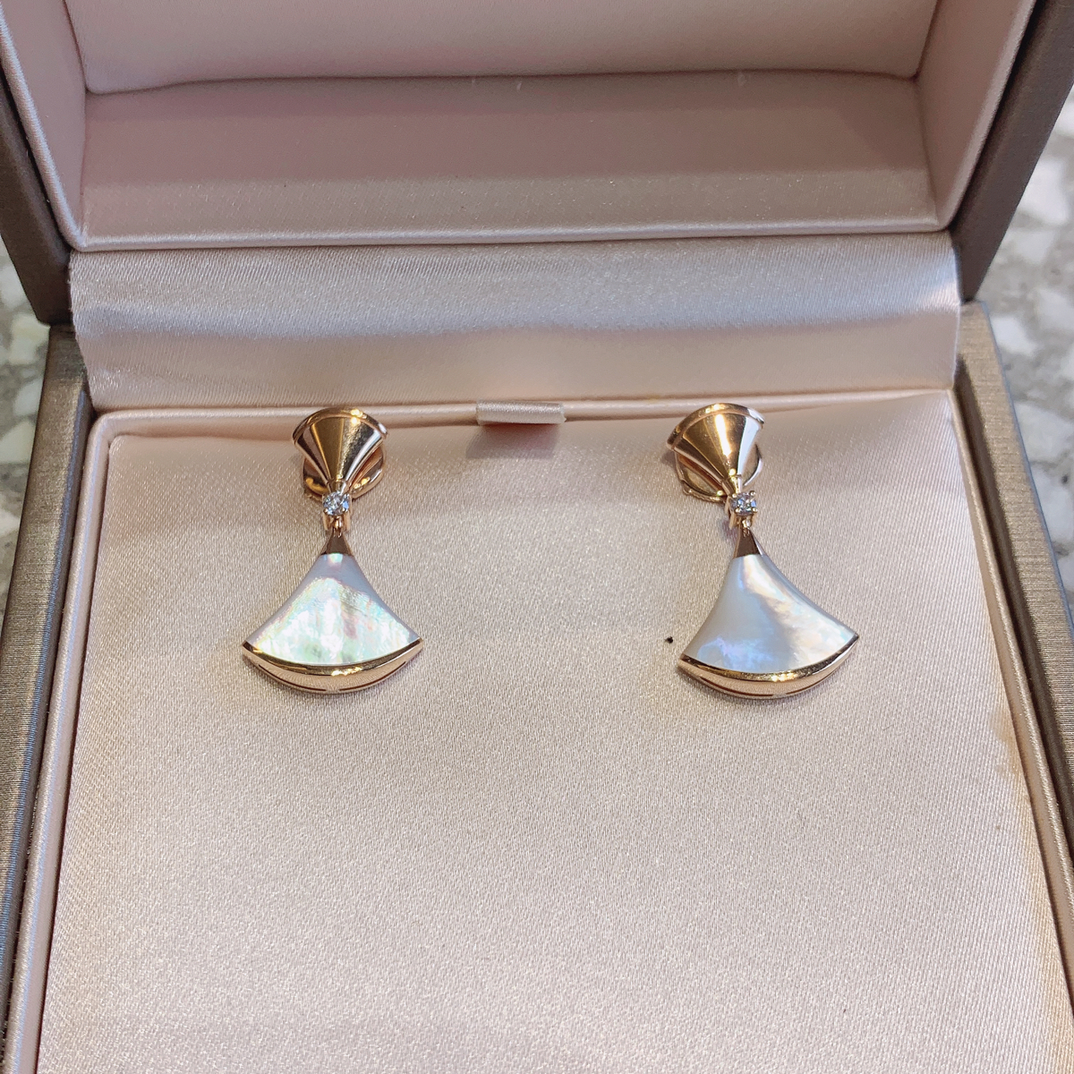 901123801   产品简介:bvlgari 宝格丽 divas dream系列扇形耳钉/耳环