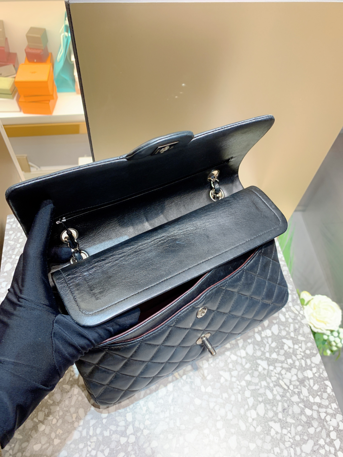 联系微信所属品牌产品简介:95新 chanel香奈儿cf中号 尺寸26*17*6.