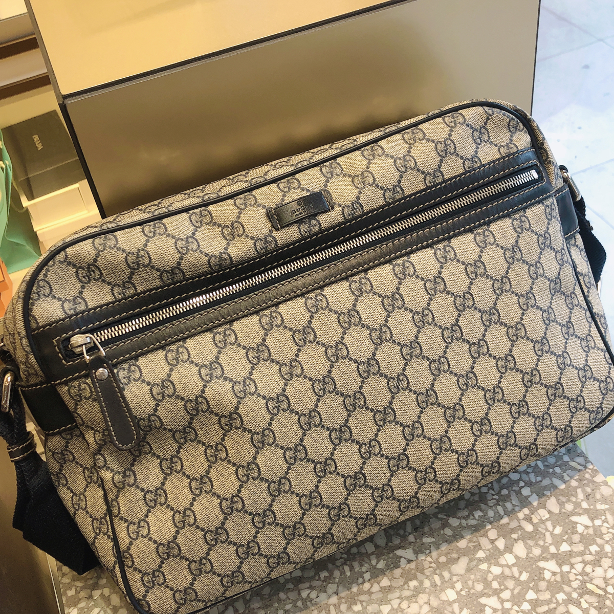 所属品牌产品简介:gucci古驰双g帆布包,大容量单肩斜挎包,男女都可用