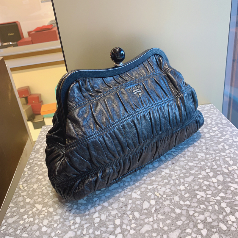 95新 prada普拉达 褶皱黑色手拿包