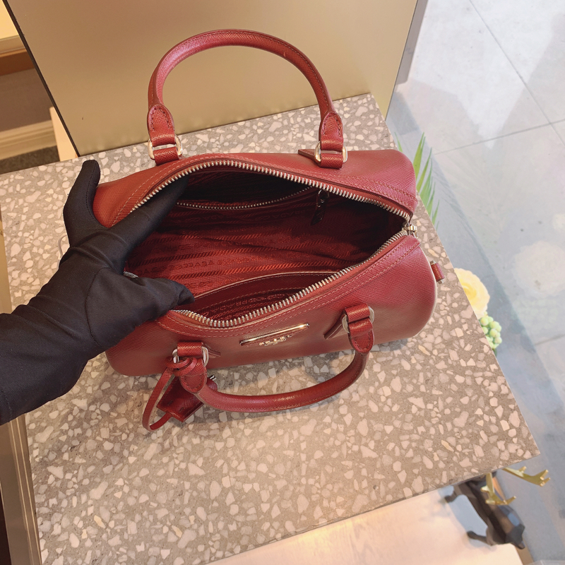 prada普拉达红金手提单肩斜挎枕头包