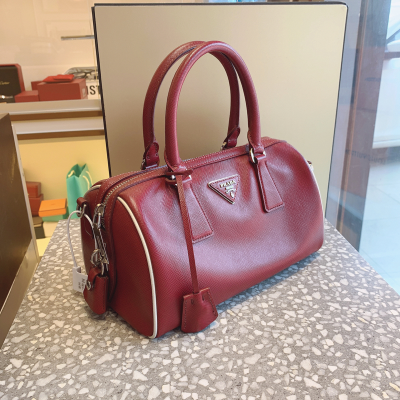 prada普拉达红金手提单肩斜挎枕头包